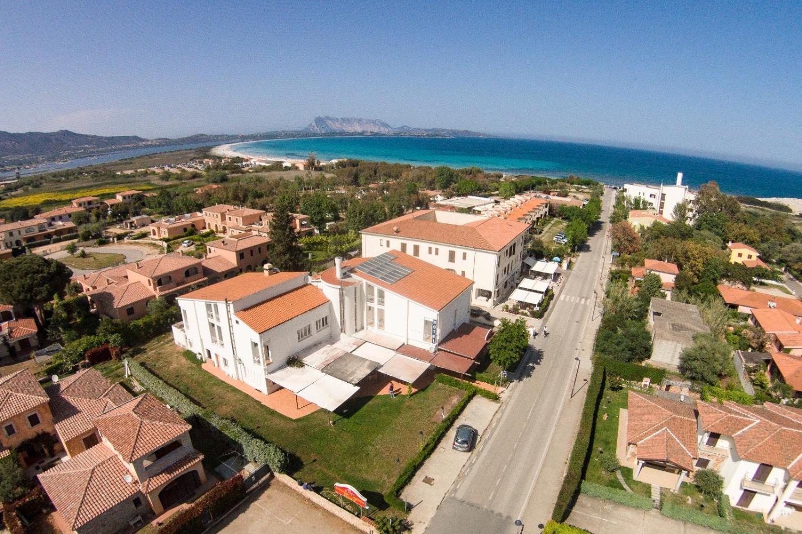 Hotel Al Faro Spiaggia La Cinta Santeodoro San Teodoro  Extérieur photo