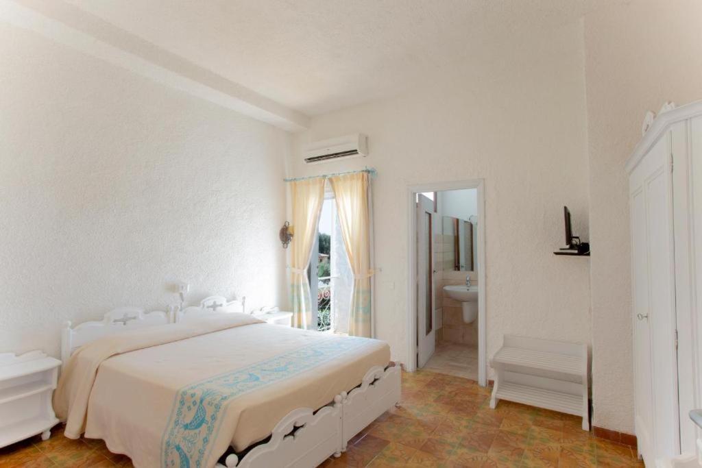 Hotel Al Faro Spiaggia La Cinta Santeodoro San Teodoro  Extérieur photo